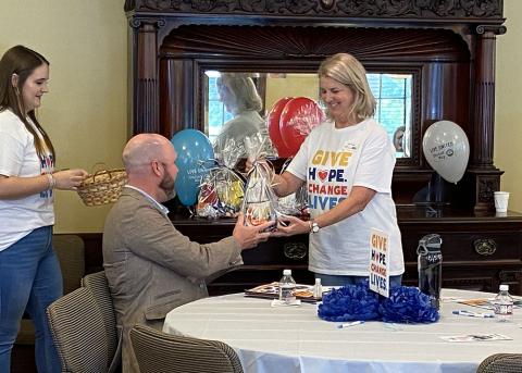 Campaign Coordinator Harlon Aultman with Hattiesburg Clinic receives a door prize.